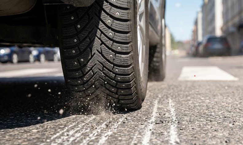 Nastarenkaat kuluttavat asfalttia.