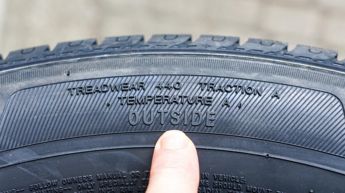 Mitä renkaan merkinnät tarkoittavat? Näin luet renkaan kyljen 2 Sormi osoittaa renkaan kyljen OUTSIDE-merkintää, yläpuolella Treadwear 440 ja Traction A.