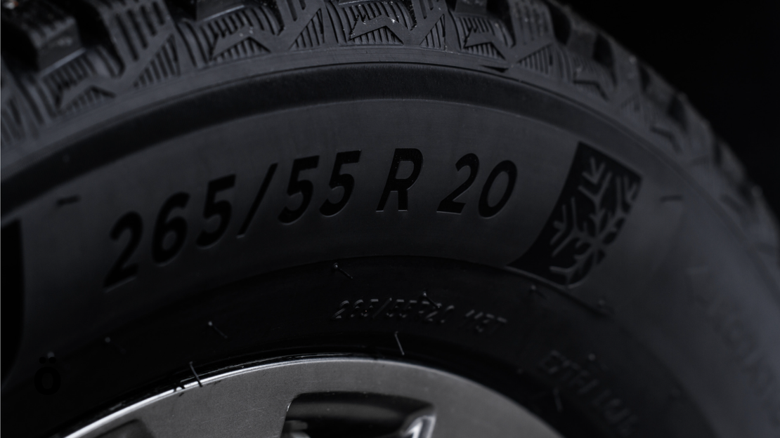Mitä renkaan merkinnät tarkoittavat? Näin luet renkaan kyljen 1 Renkaan kyljen merkintä 265/55 R20 ja vieressä 3PMSF-merkki eli alppivuori ja lumihiutale.