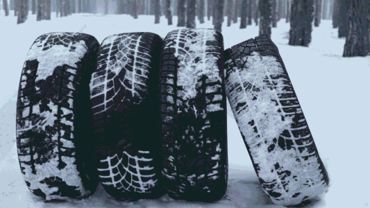 Kitkarenkaita rivissä talvisessa maisemassa