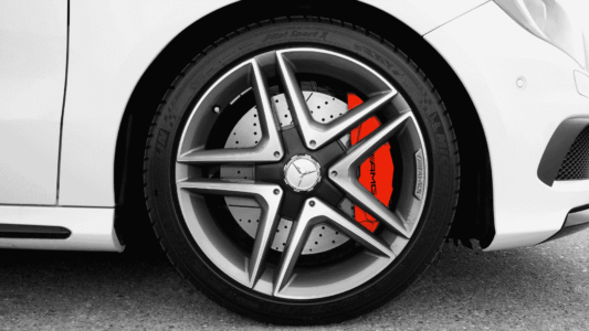 Michelin renkaan merkinnät lähikuvassa valkoisen AMG-Mersun alla.
